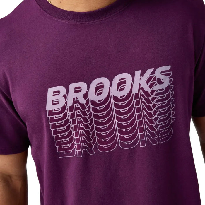 Playera BROOKS Graphic Short Sleeve Hombre Vino Running