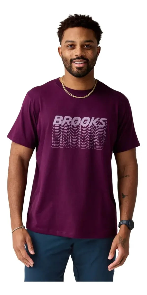 Playera BROOKS Graphic Short Sleeve Hombre Vino Running