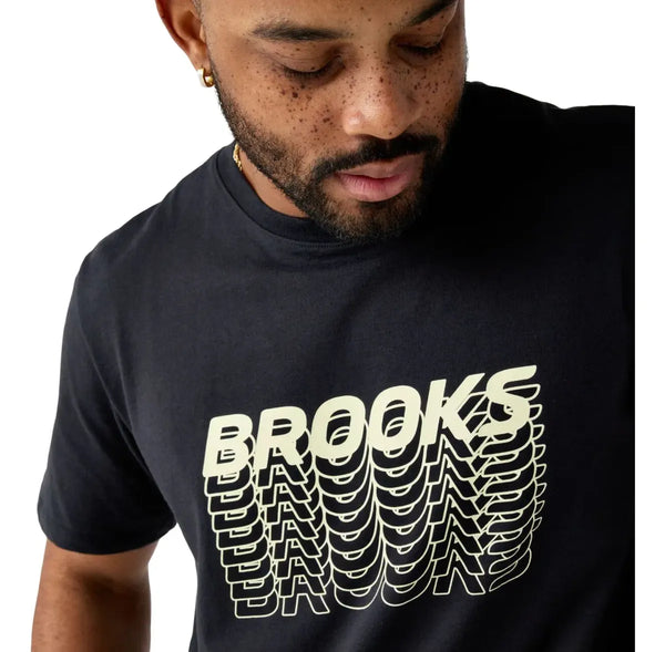 Playera BROOKS Graphic Short Sleeve Hombre Negro Running